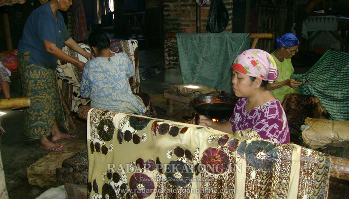BATIK – Pengrajin sedang membatik. (Dok Radar Pekalongan Online)