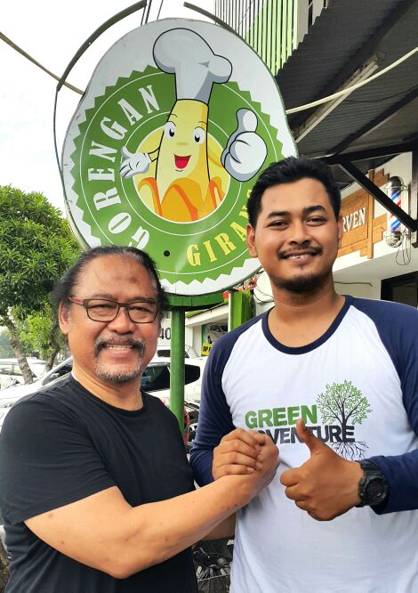 Pak Bi dan Luthfi di depan Gorengan Girang.