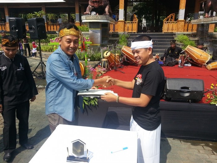 Bupati Purwakarta Dedi Mulyadi bersama Chairman Indonesia Halal Center Lutfiel Hakim sesaat setelah meneken MoU kerjasama.