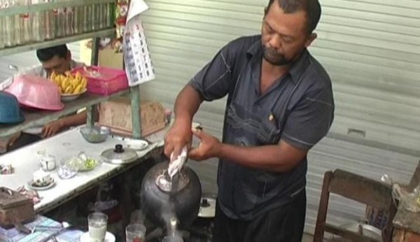 Pak Brewok sedang beraksi (sumber: viva.co.id)