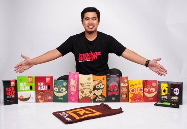 Hendrik Bayu Admiko bersama produk-produk dari Kripik Monster Group