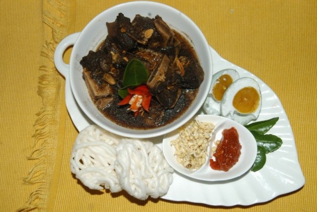rawon-salah-satu-kuliner-khas-surabaya-_141030201905-294