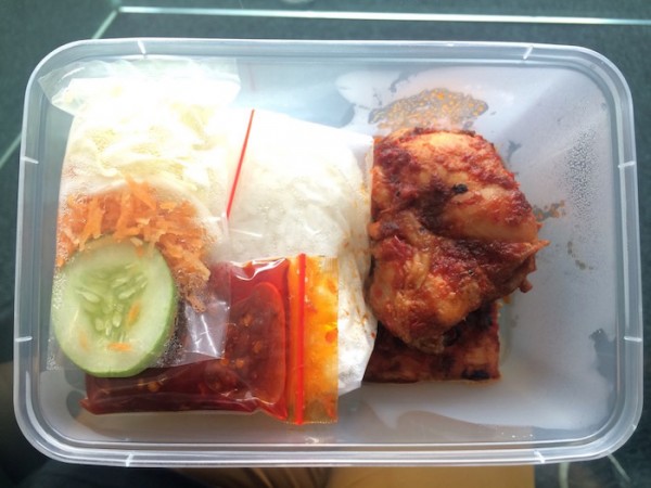 Ini dia nasi box Ayam Babe! Lengkap dengan salad dan tempe bakar.