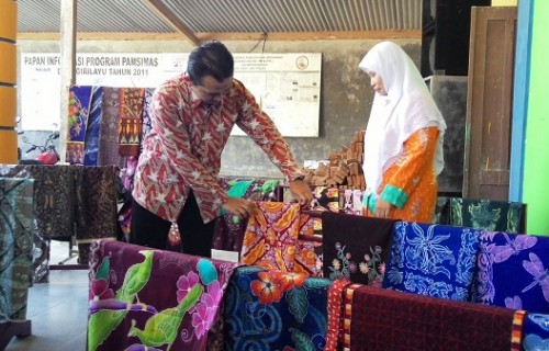 Klaster Batik Tulis Girilayu Kenalkan Motif Buah